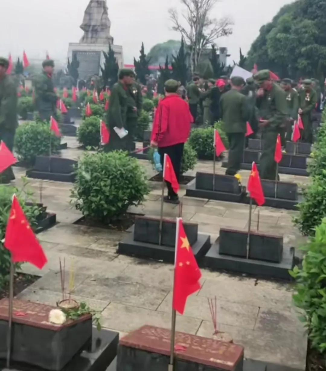 清明节参战老兵南疆祭扫战友视频,老兵们为死难战友扫墓纪念