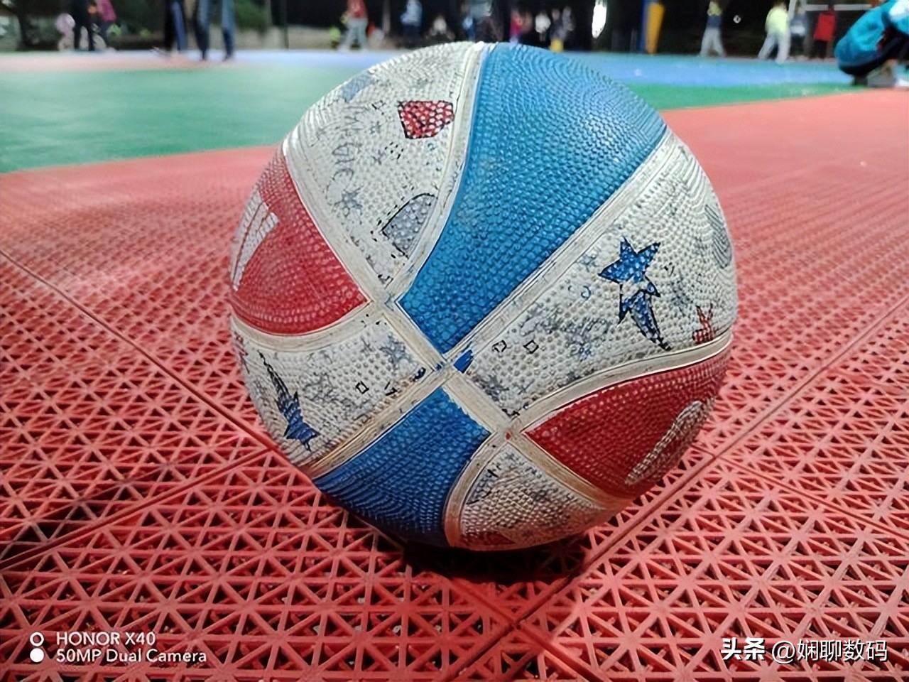 荣耀x40硬核曲面屏,新品荣耀x40测评后置三摄