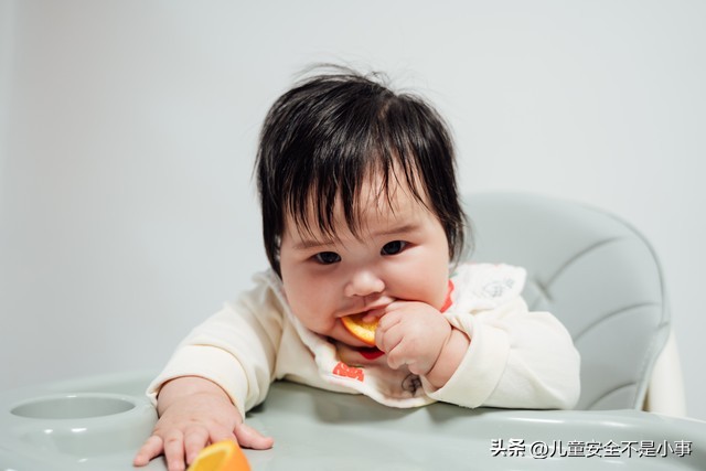 10个月宝宝不让喂饭要自己吃,十个月孩子可以吃大人的饭吗