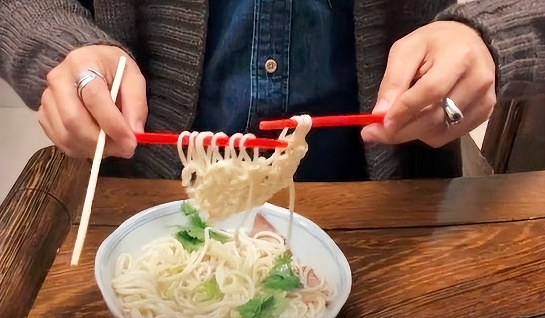 潘锐彬：全网最火织男，两登央视，一件毛衣卖8990，年入500万