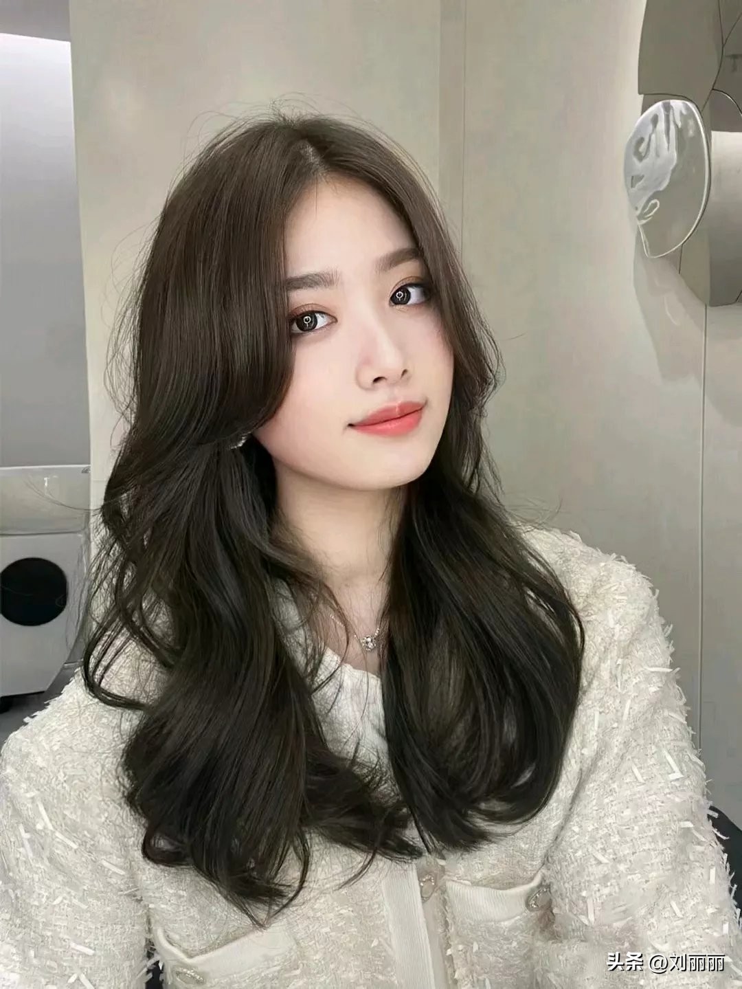 狼尾鲻鱼头锁骨发纹理烫女生,适合鹅蛋脸型的纹理烫短发