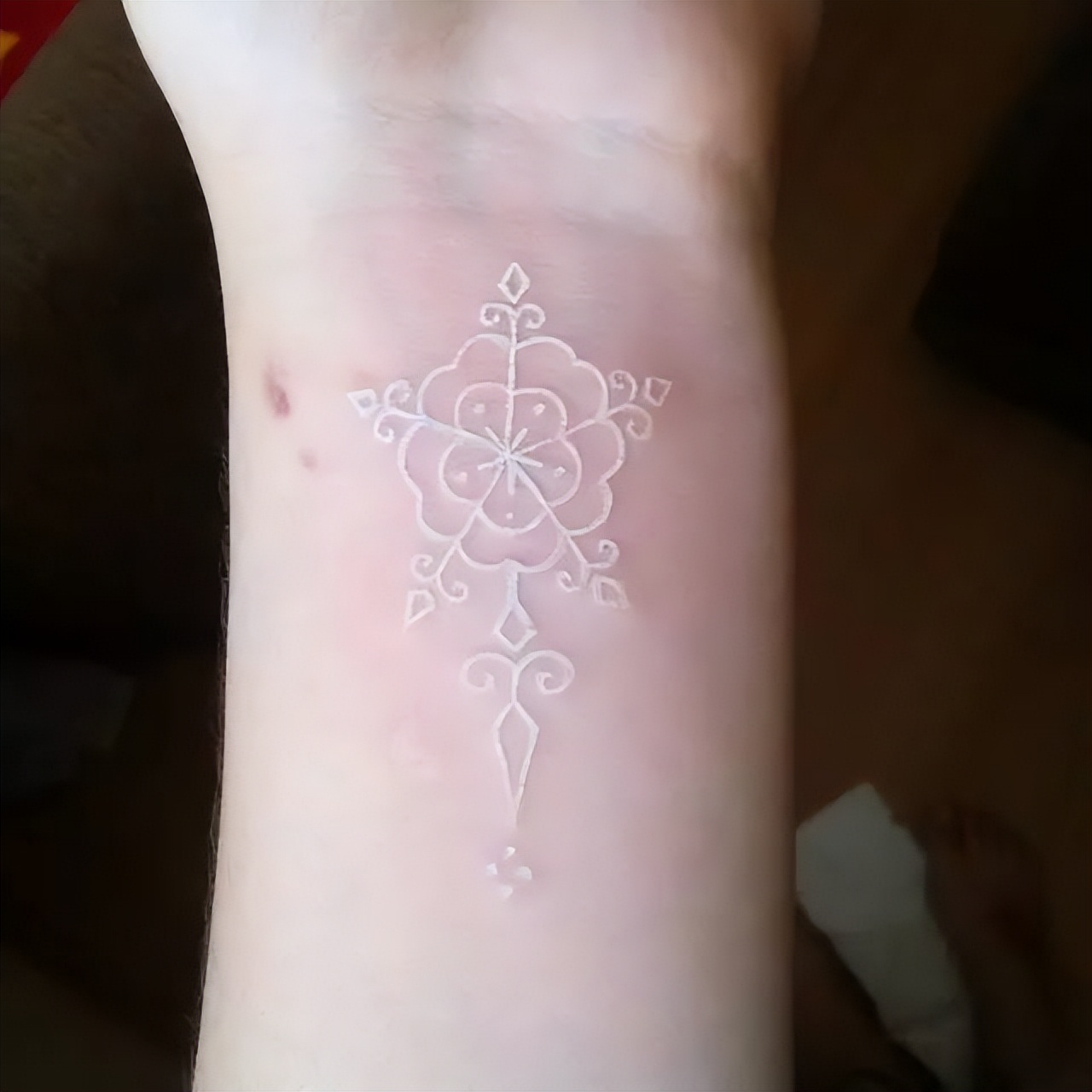 鸽子血纹身真的隐形么,隐形纹身花纹