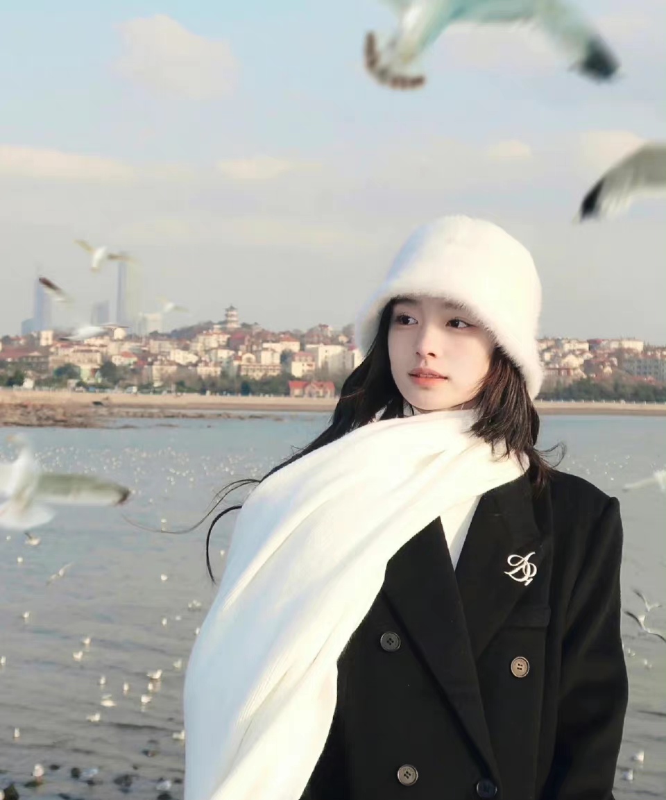 这是我见过最好看的“方脸美女”，甜美又贵气，很像归国的小公主