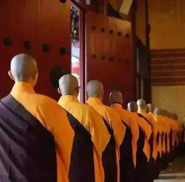 为什么有些人每天要念经,出家人一天念佛几个小时