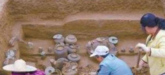 农村发现神奇的古墓,农村古墓发现神秘古砖和洞穴