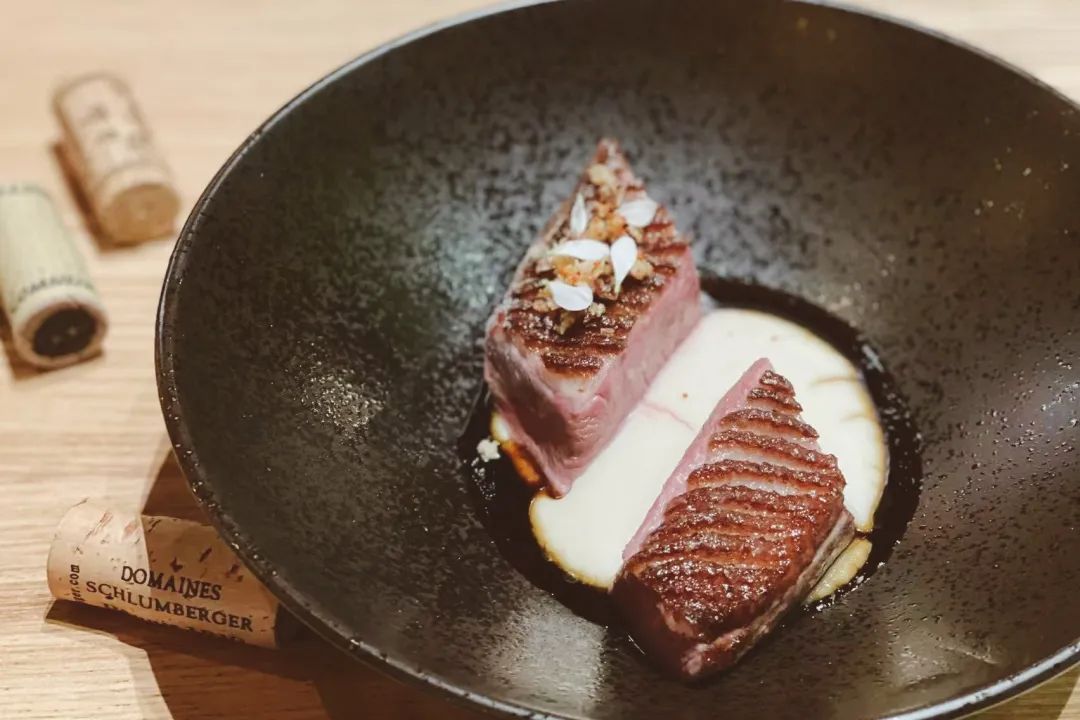 配备一星米其林黑珍珠餐厅,比米其林黑珍珠高端的餐厅