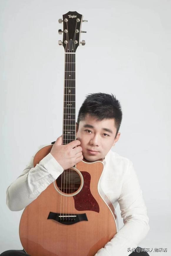 8090后的街头卖唱,13岁少年坚持7年陪父街头卖唱