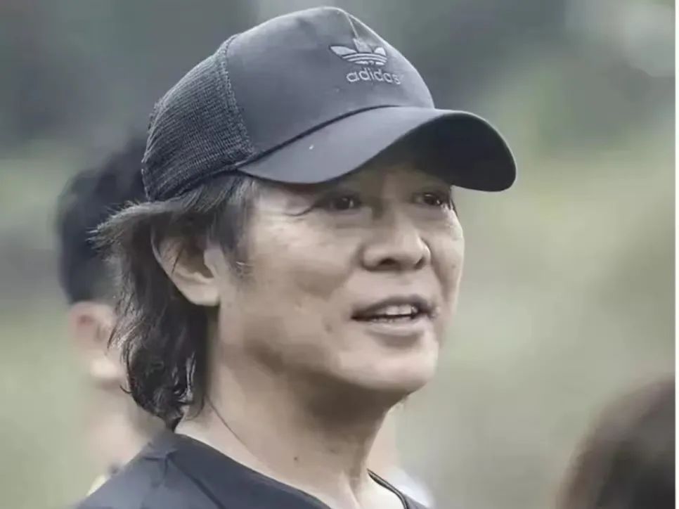 多次“被去世”的李连杰，精神得像打了鸡血一样跟女儿在国外逛街