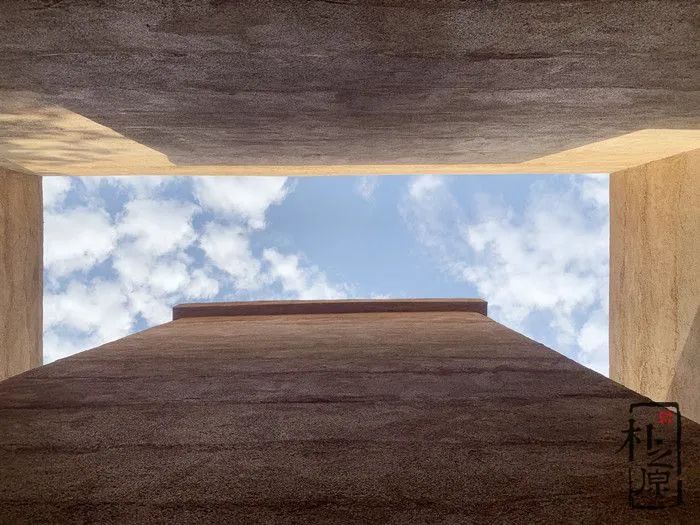 沉浸式现代夯土墙体验,现代新型夯土墙室内设计