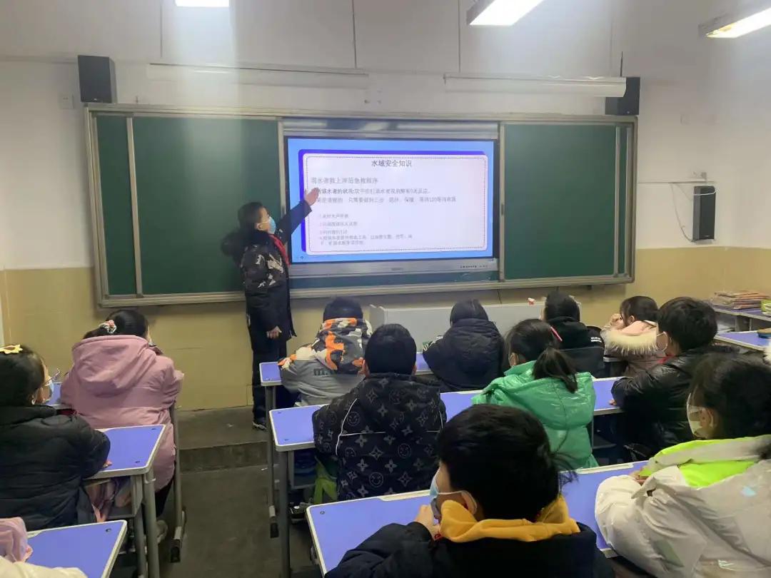 理想扬风帆奋斗向未来—郑州市中原区汝河新区小学开学第一课特写