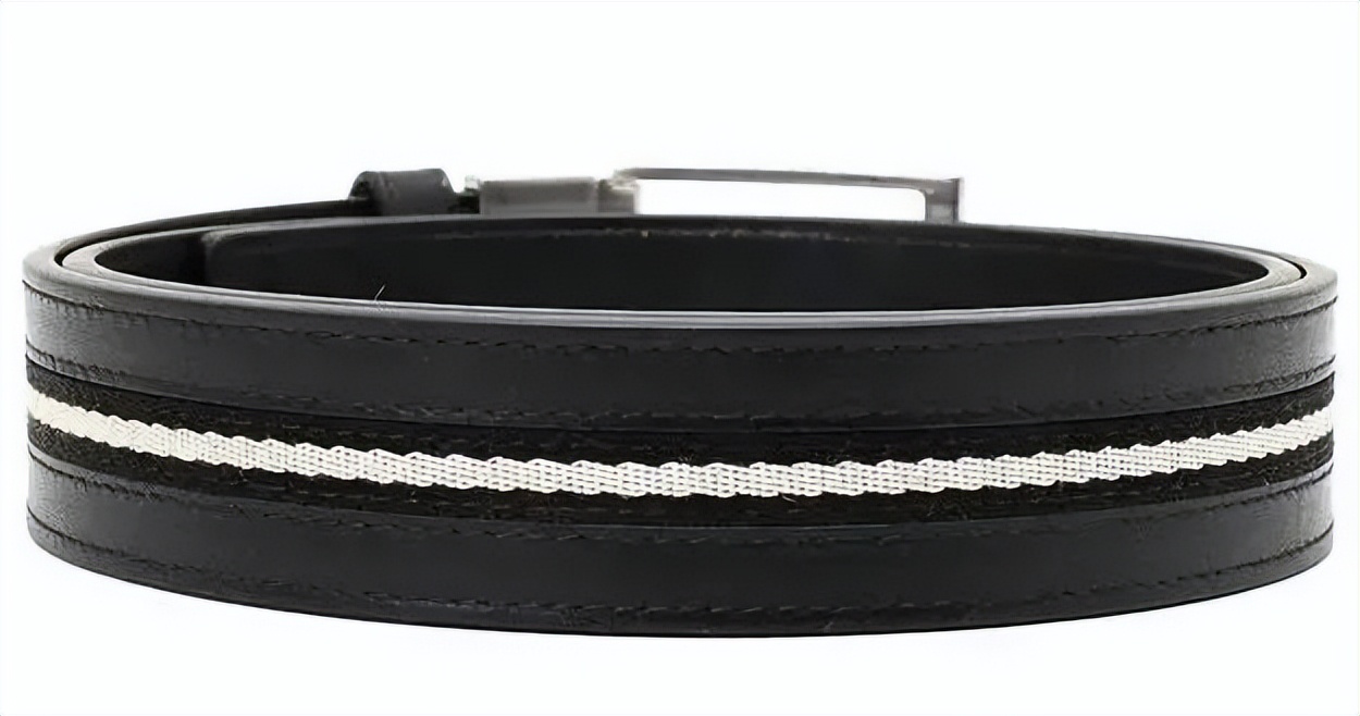 男子睡觉被蛇缠脚,男子被蛇缠腿3米