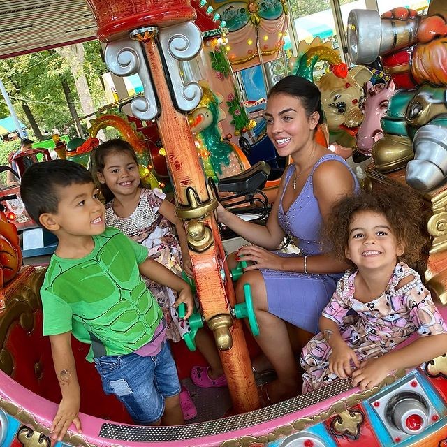 c罗晒全家福图片,C罗晒与大儿子合影