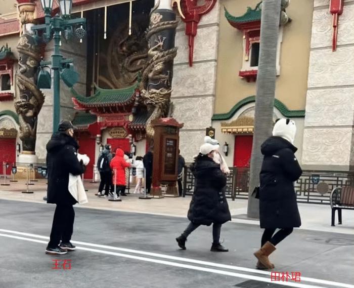 王石爱妻田朴珺裹浴巾出镜，肩膀两大处红肿伤痕，素颜模样变化大