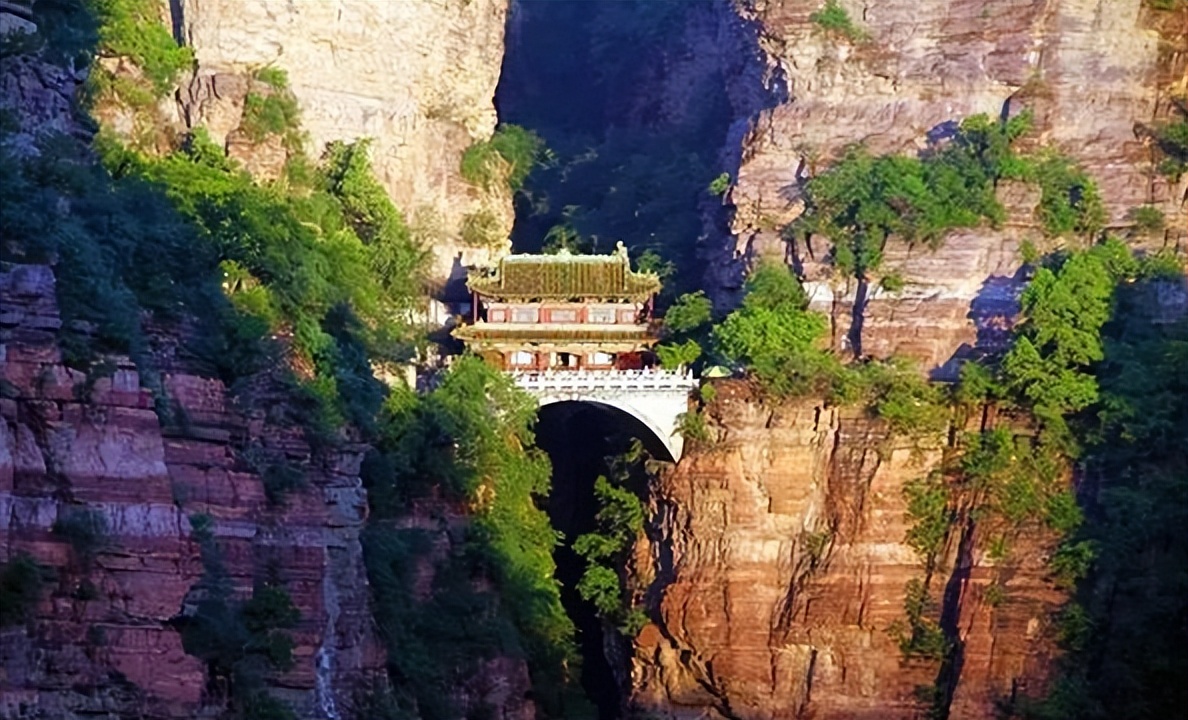 五岳奇秀揽一山全文,五一爬泰山一览众山小