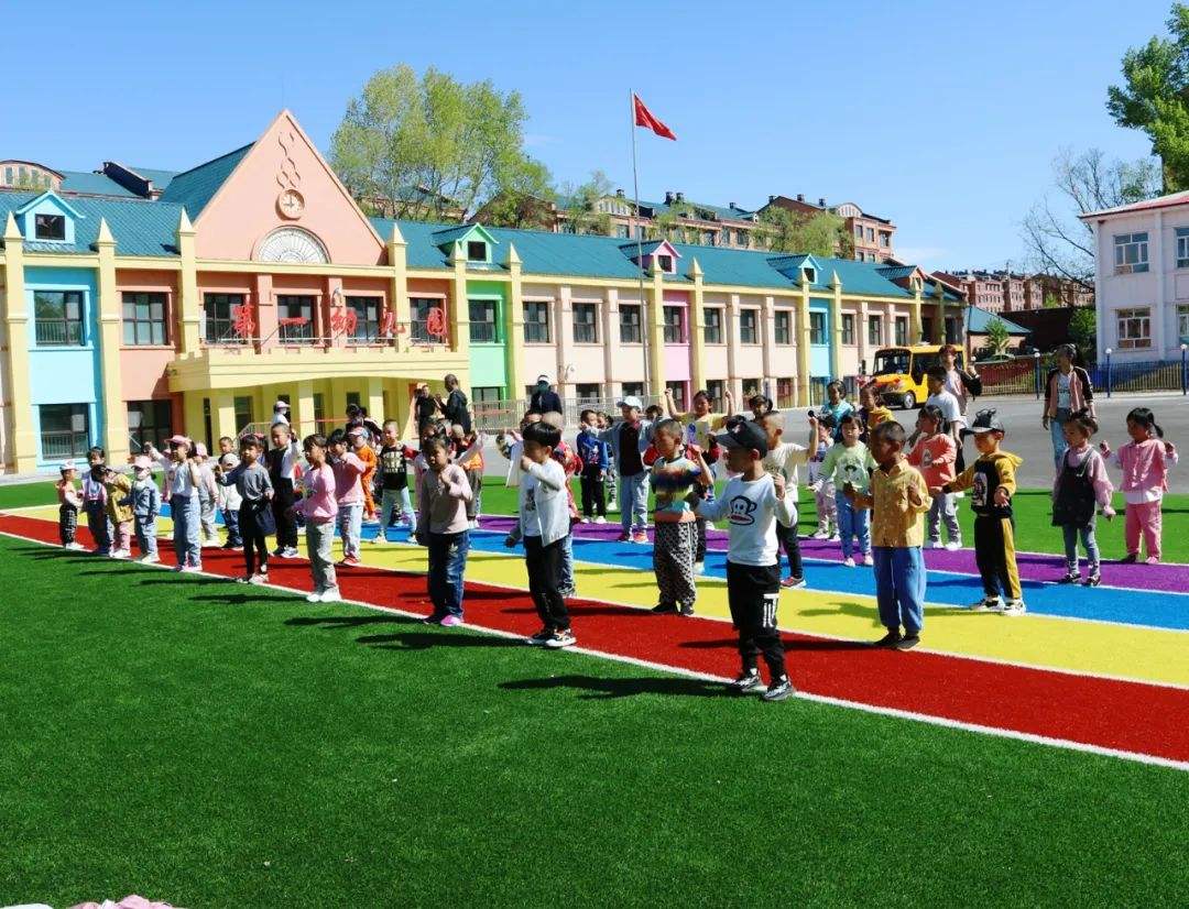 幼儿园学生家长明着“抢衣服”？因撞衫把名牌换山寨，吃相太难看