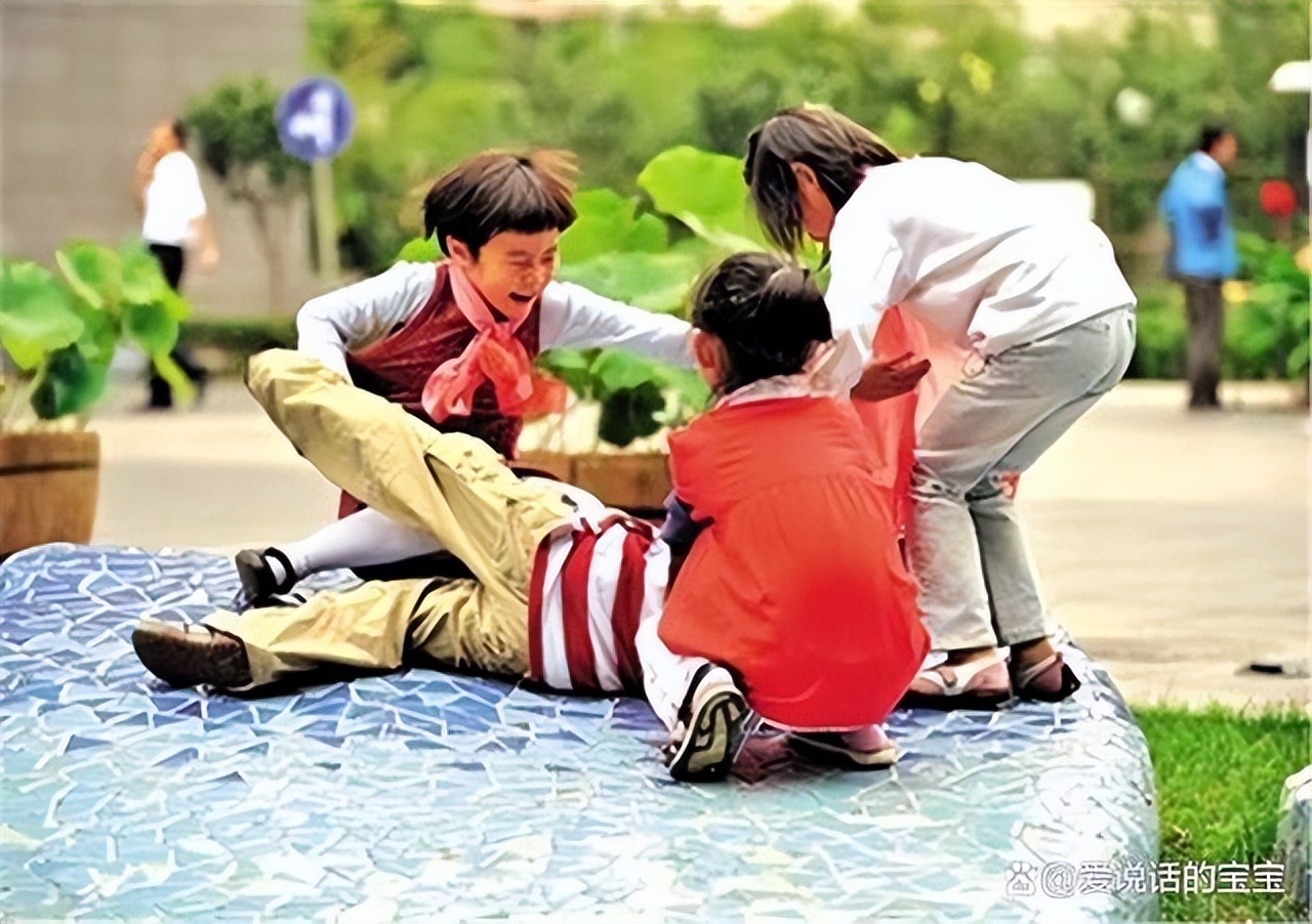 萌娃抓妈妈脸被“反击”,三岁萌娃被教训了