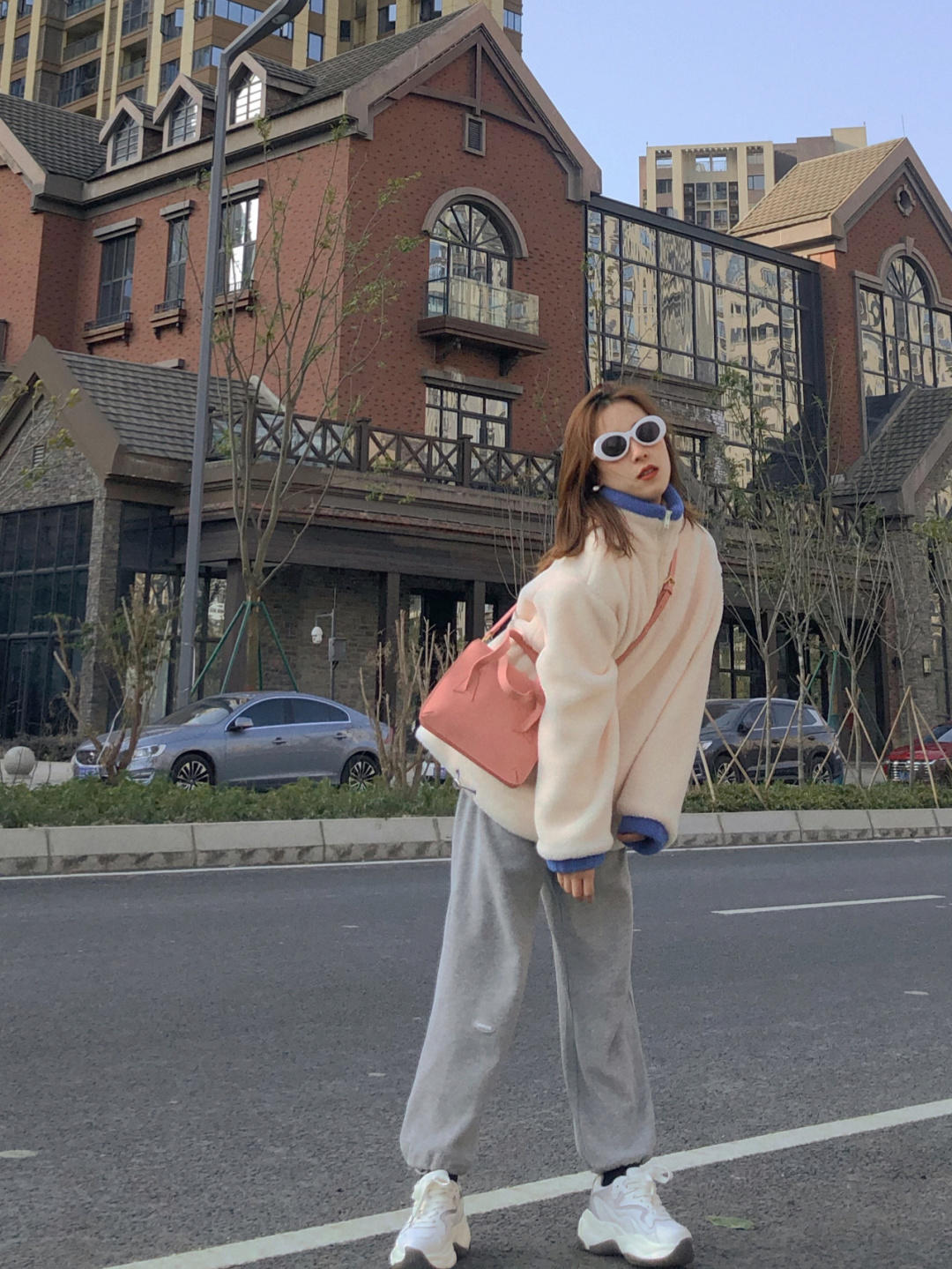 羊羔绒宽松慵懒风高级感卫衣,慵懒风羊羔绒卫衣怎么搭配才好看