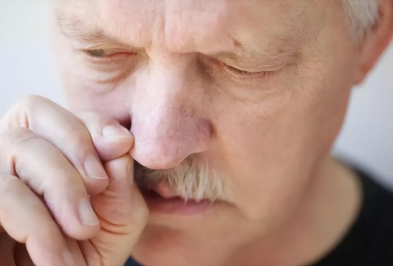 鼻毛变白是哪些原因造成的,鼻毛变白真的是衰老吗