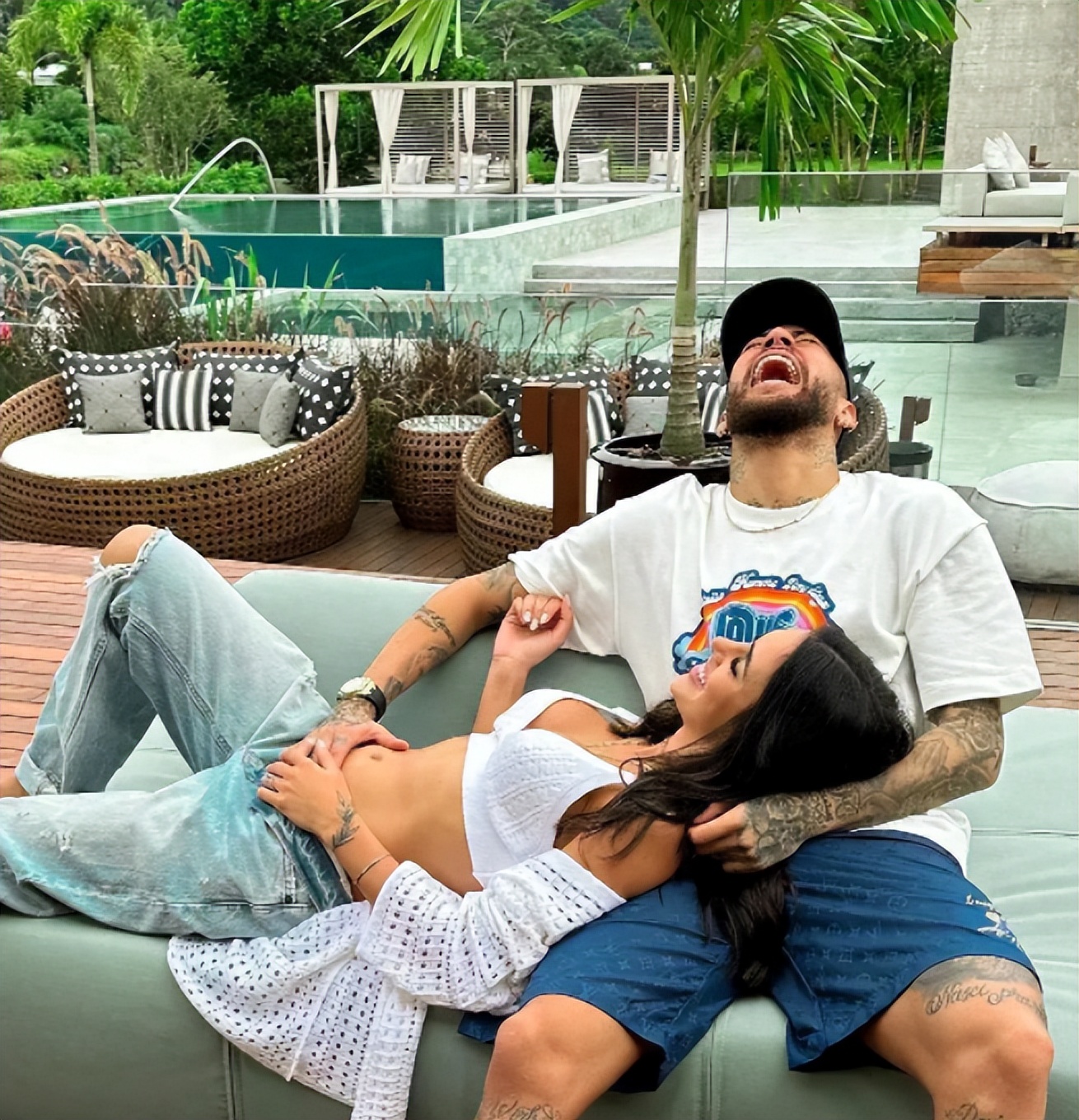 足坛“风流大师”，17岁当爹，30岁换20个女友，如今女友再怀孕