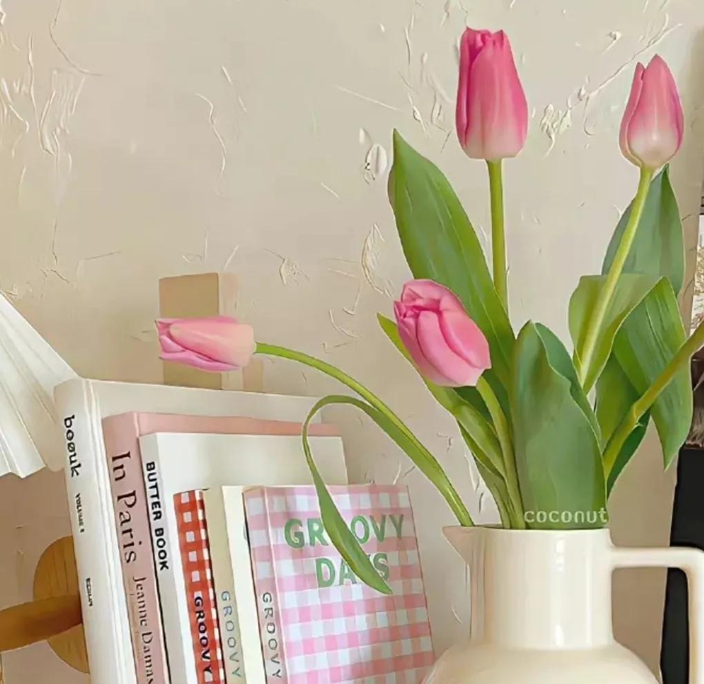 垃圾桶里捡到情侣分手遗物,抠门男人捡殡仪馆花送约会女友