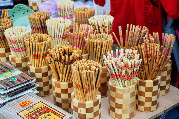 竹筷和塑料筷子哪个好,竹筷和银筷哪个好