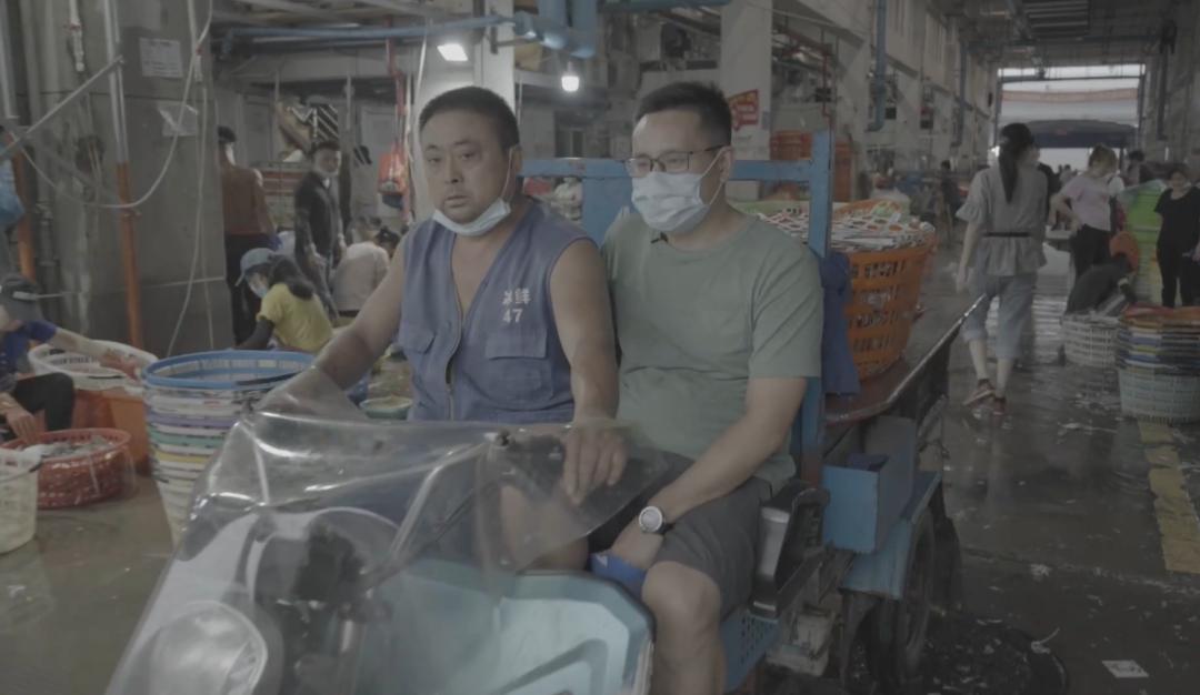 做海鲜直播一年能赚多少钱,返乡创业90后夫妻回家喂牛直播