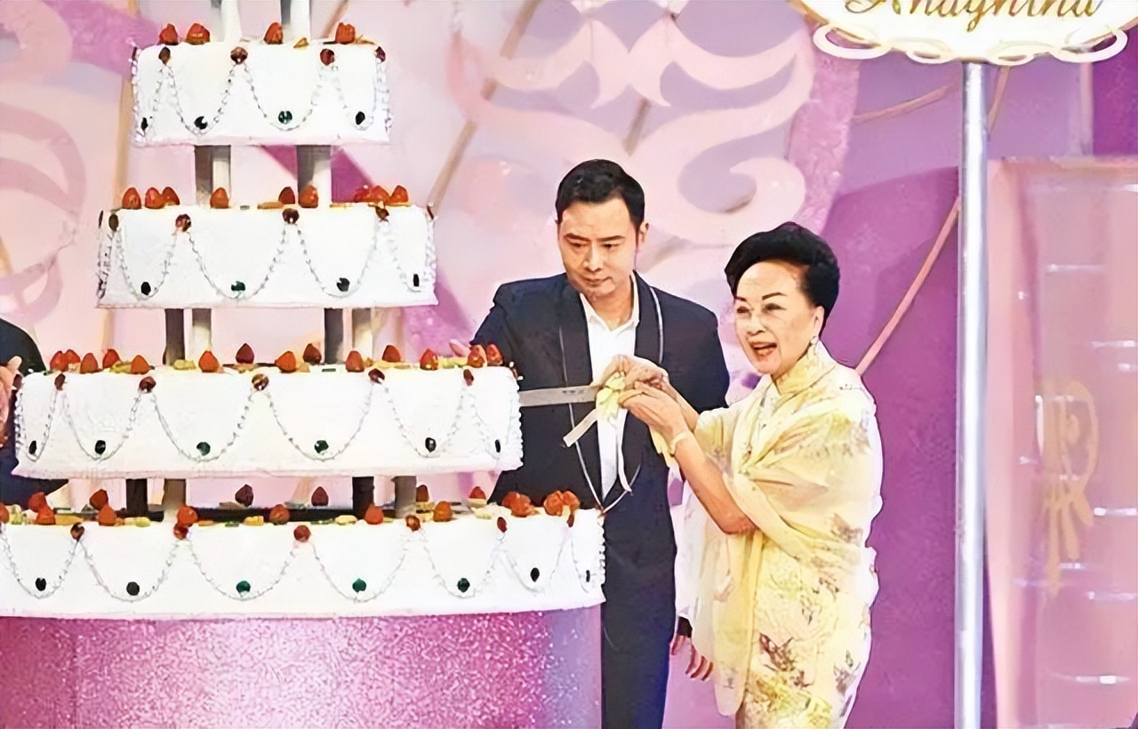 她是香港铜锣湾“主人”，一年光租金就25亿，家族是TVB前东家