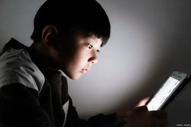 贵阳学校手机泡水后续赔多少,学校回应学生手机被泡水处置