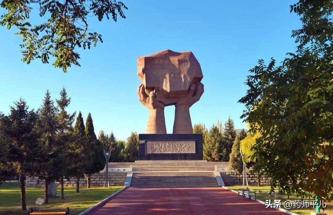 最美嘉峪关城市雕塑都在这里,嘉峪关景区拍照互动性雕塑