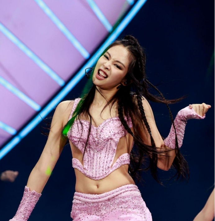 韩国女明星露肩上衣 (韩国女星露肩上衣)