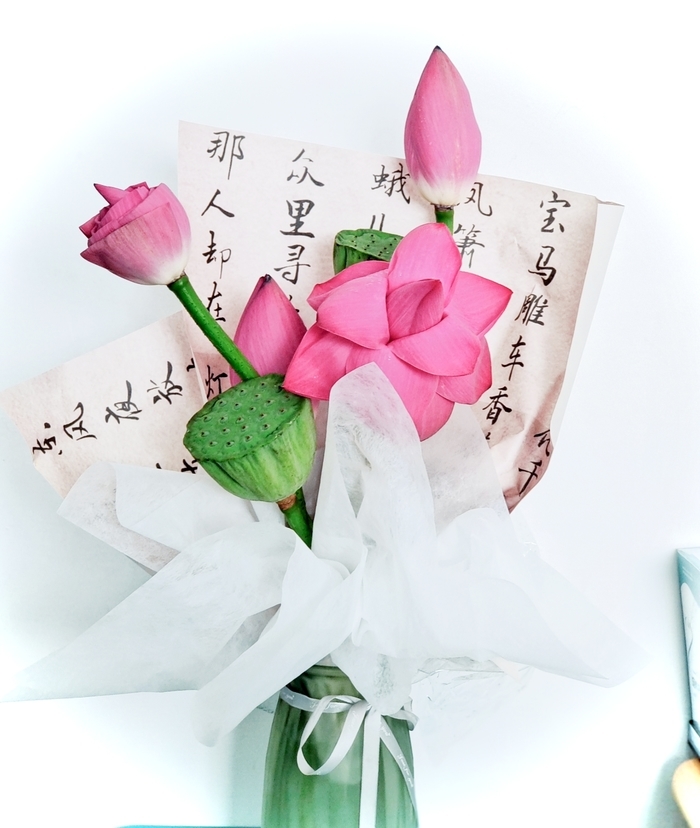 济南人的“夏日专属浪漫”，淡雅荷花手捧花走俏市场