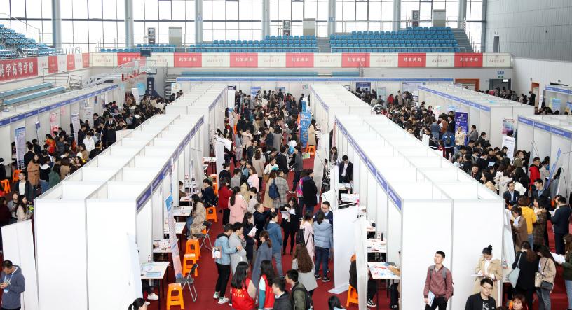 公司新招的副总月薪30000元,公司招聘工资1800