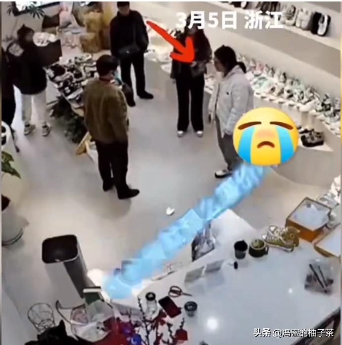 女子为200块买鞋下跪父母,女子为买鞋下跪父母