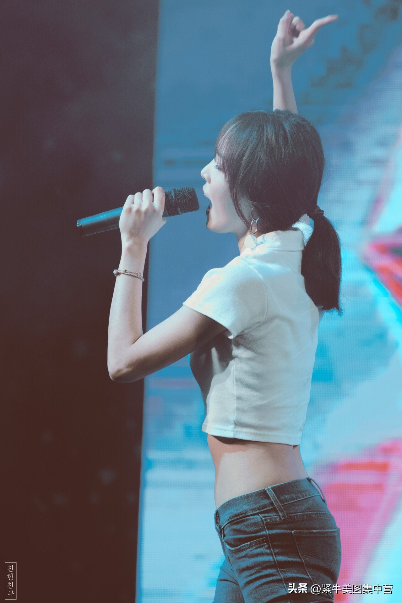 崔裕娜,Yuju紧身牛仔裤美图