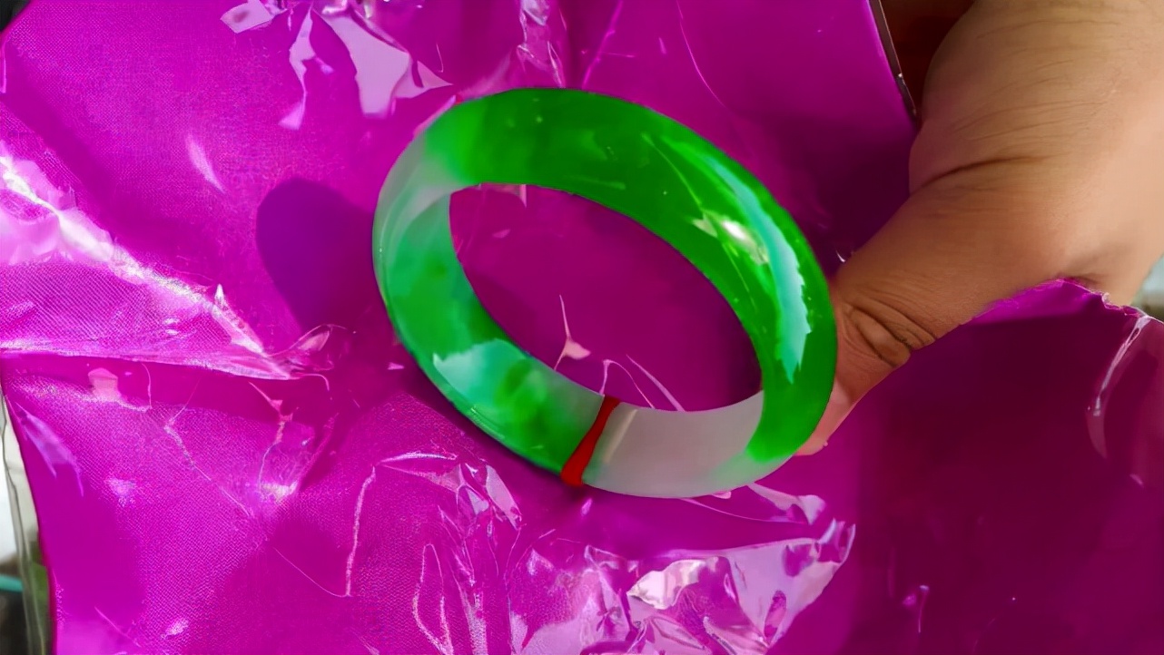 某宝直播的翡翠手镯,直播间一两百的天然翡翠镯子真假