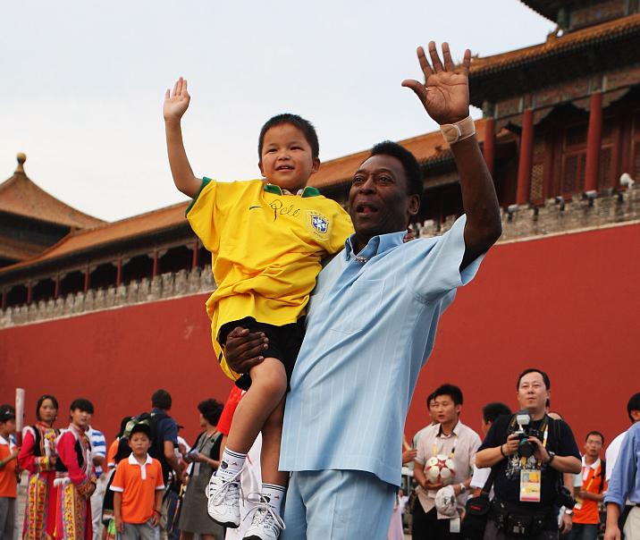 出演经典足球电影；促使非洲国家停火，贝利球王之姿不止于绿茵场