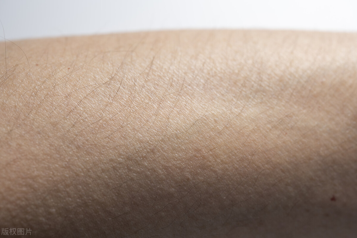 皮肤长出一个小疙瘩是什么,皮肤上长的小肉球可以自己处理吗