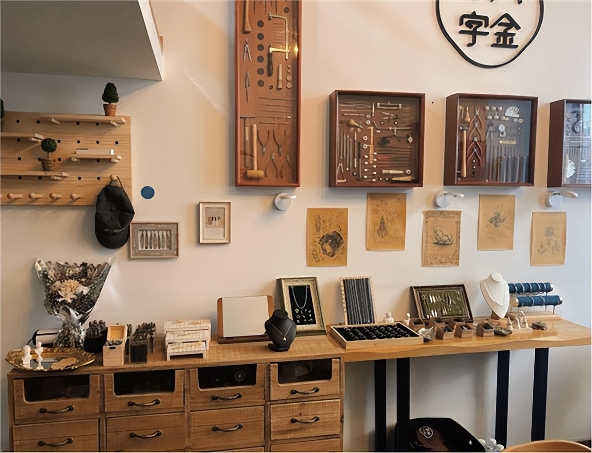 在十八字金银饰DIY（时代广场店）里，送一份自己小浪漫