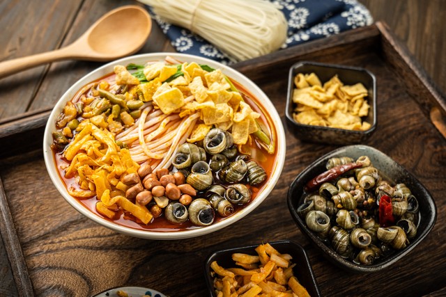 农村小伙卖猪肉月入二万元,一个小伙子卖猪肉一年赚了20亿