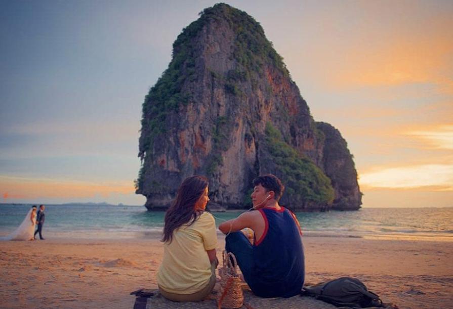 偶像剧照进现实！泰国顶流女星被男演员公开告白，5年友情变爱情