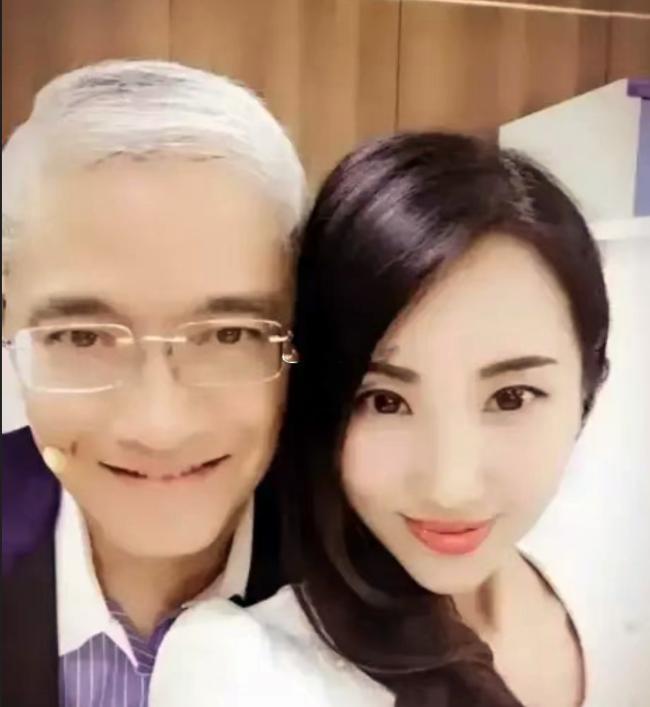 漂亮的空姐遇到非常有钱的总裁,漂亮的空姐