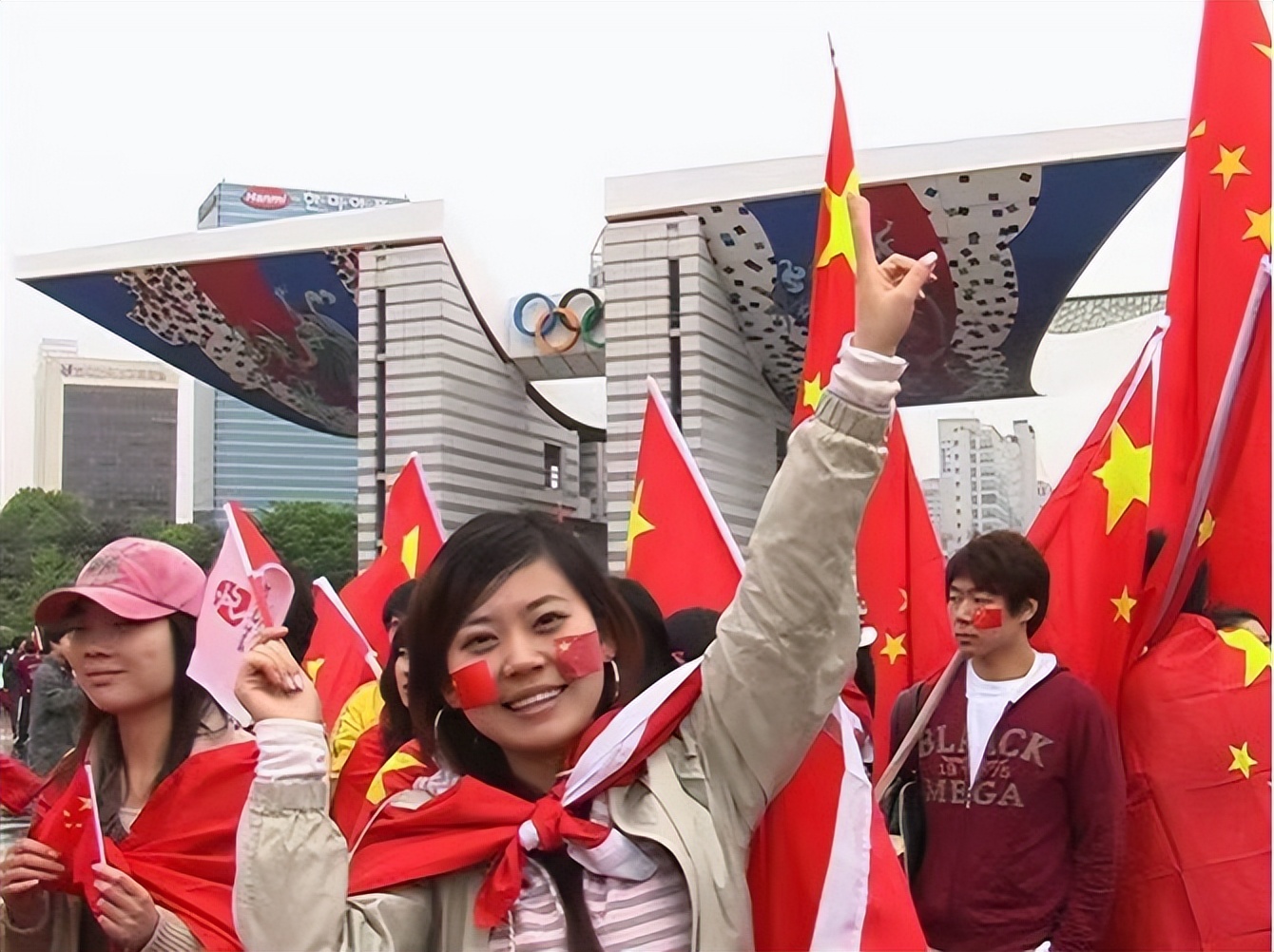 我央视导演，业余开滴滴、网店，做很多副业，一有时间就想着赚钱