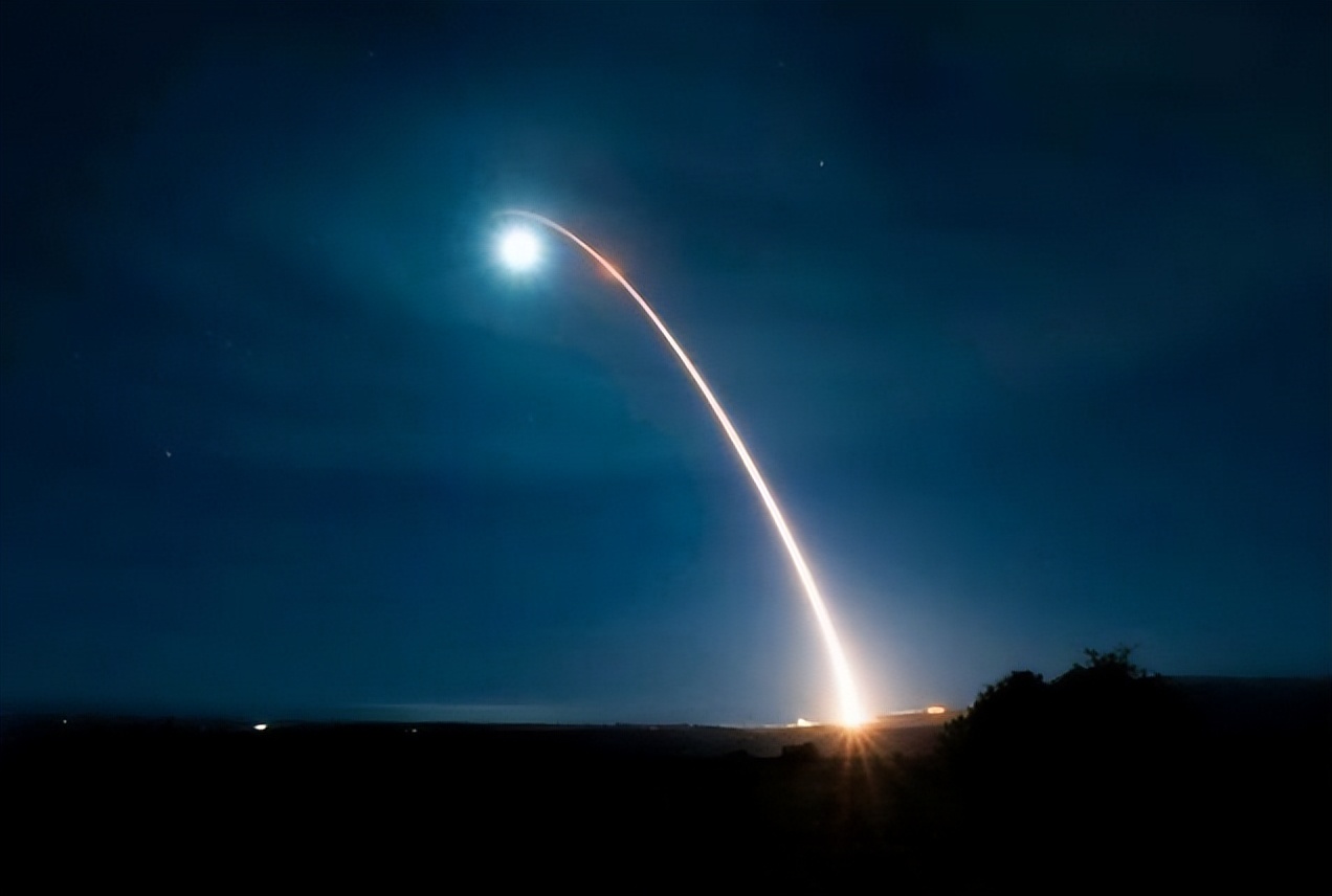 美军司令叫嚣：制定“疯狂核威慑理论”，一挑二同时应对中俄