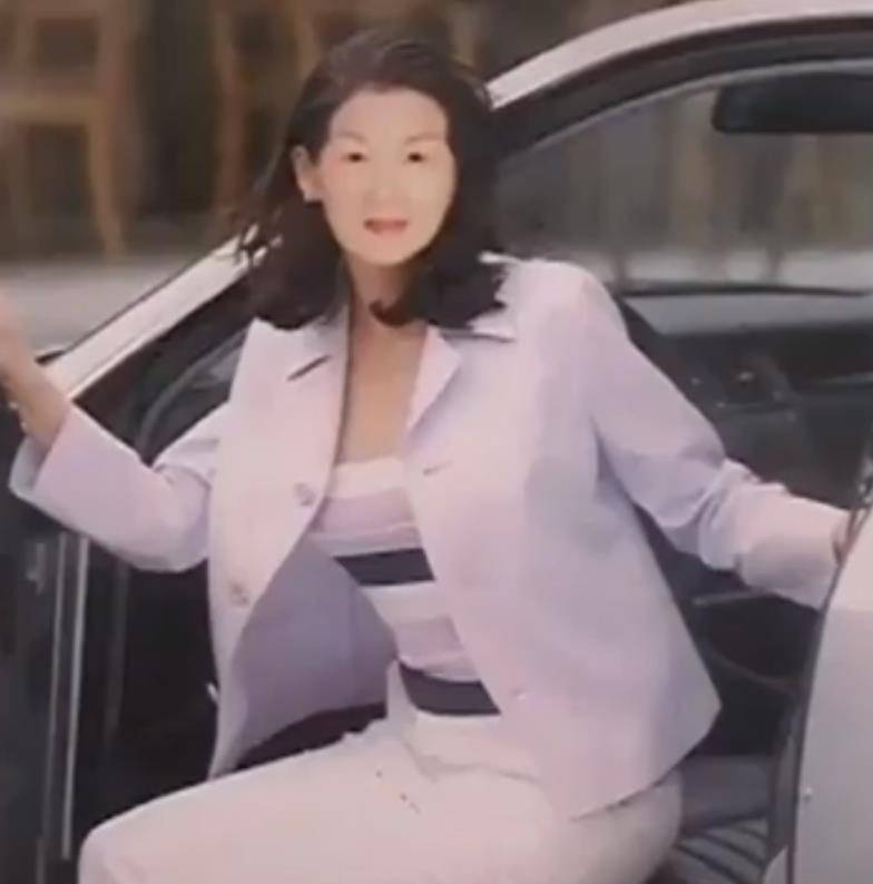 老公娶保姆，独女自杀，坐牢18年出狱后扫厕所，80岁赚千万翻身