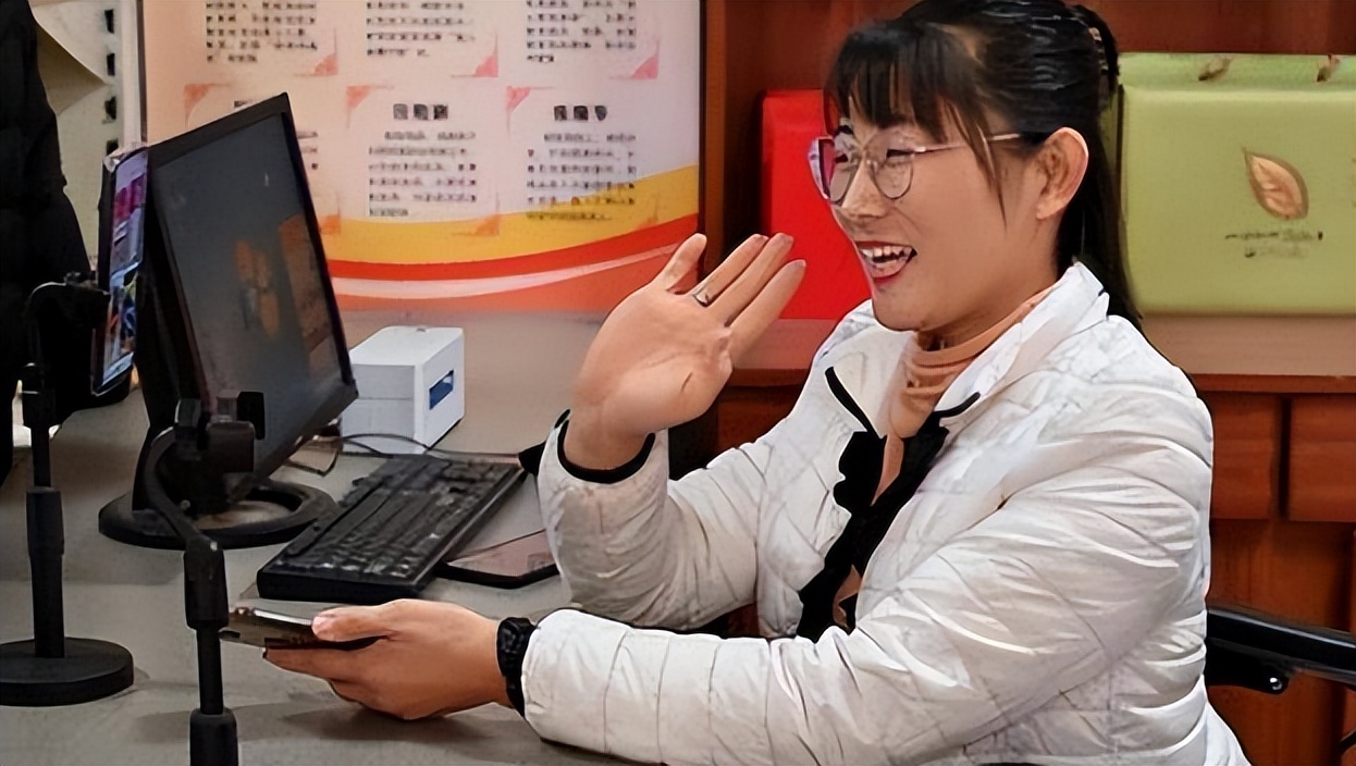 爬行妈妈遭丈夫抛弃遇见真爱,爬行妈妈外出打工给儿子治病