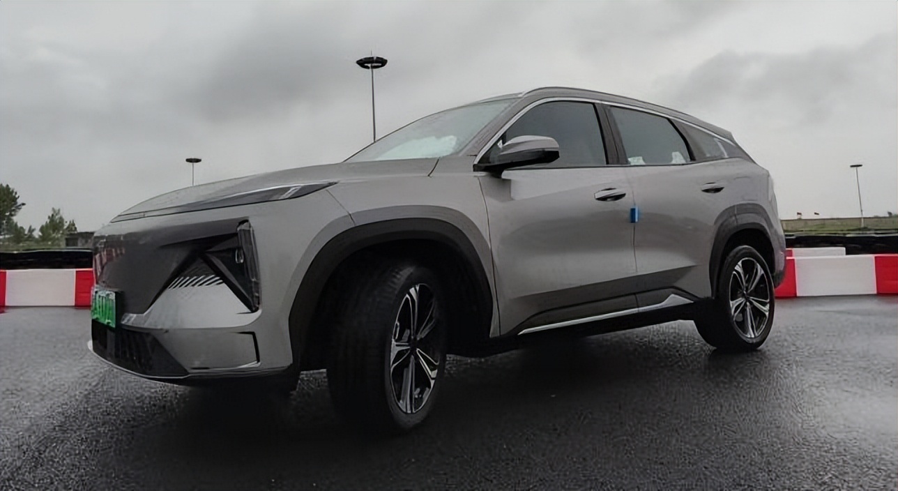 吉利银河l7静态体验,吉利银河l7雨天第一视角