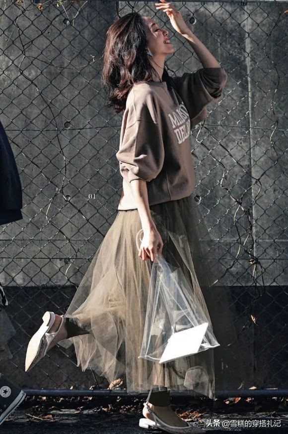 卫衣半裙春日巨火穿搭,卫衣半裙早秋这样穿时髦又简单