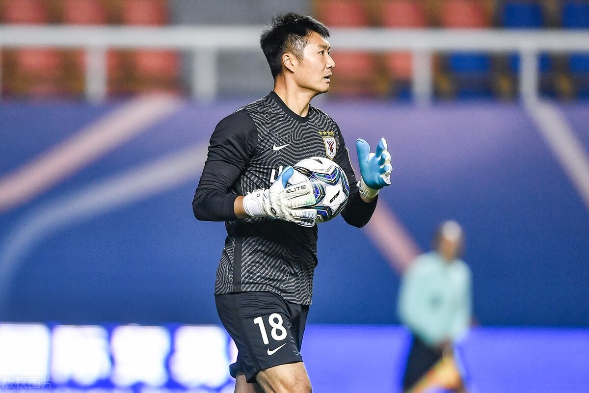 他原本有实力进国家队,却为了鲁能甘心打替补,如今赢得球迷认可