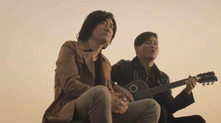 昔日爆红组合街头卖唱,曾经红极一时现在却卖唱的歌手