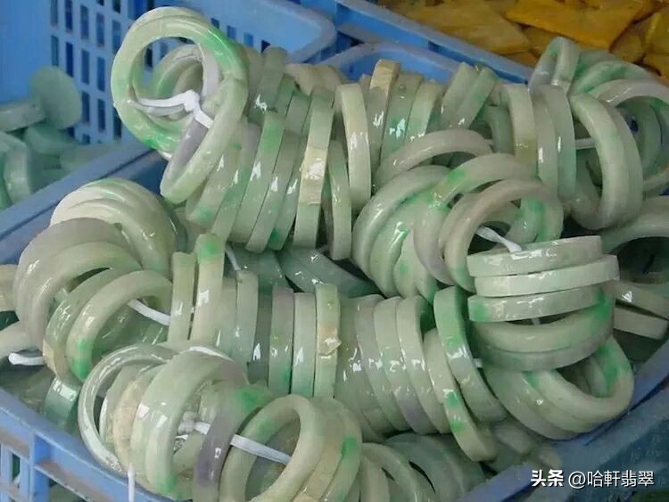 直播间翡翠手镯和实物对比差距,200元批发翡翠手镯